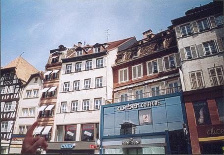 Interessante H&auml;userkombinationen und faszinierende alte D&auml;cher (&uuml;ber dem Coiffure).