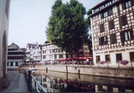 Links um die Ecke und dann gab's Kaffee mit Blick auf diesen idyllischen Platz.